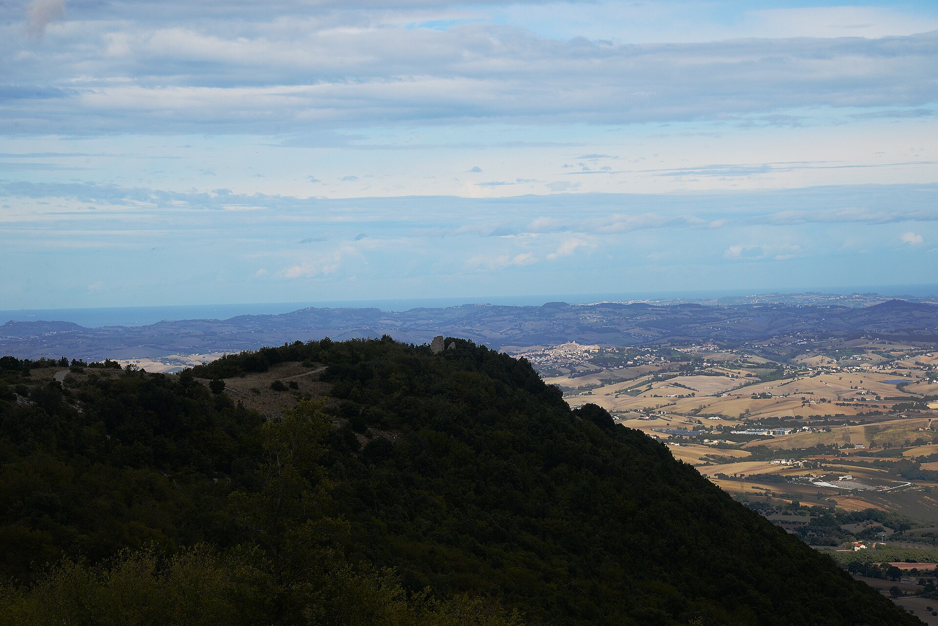 La vista dalle alture di Cingoli sulle colline marchigiane fino al mare