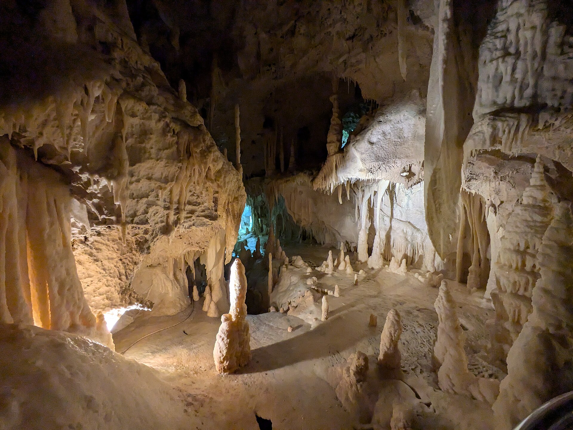 Una sala delle Grotte di Frasassi con stalattiti e stalagmiti illuminate