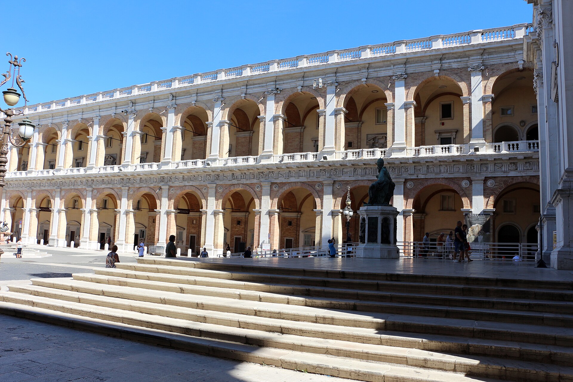 Il portico del Palazzo Apostolico affacciato su Piazza della Madonna a Loreto