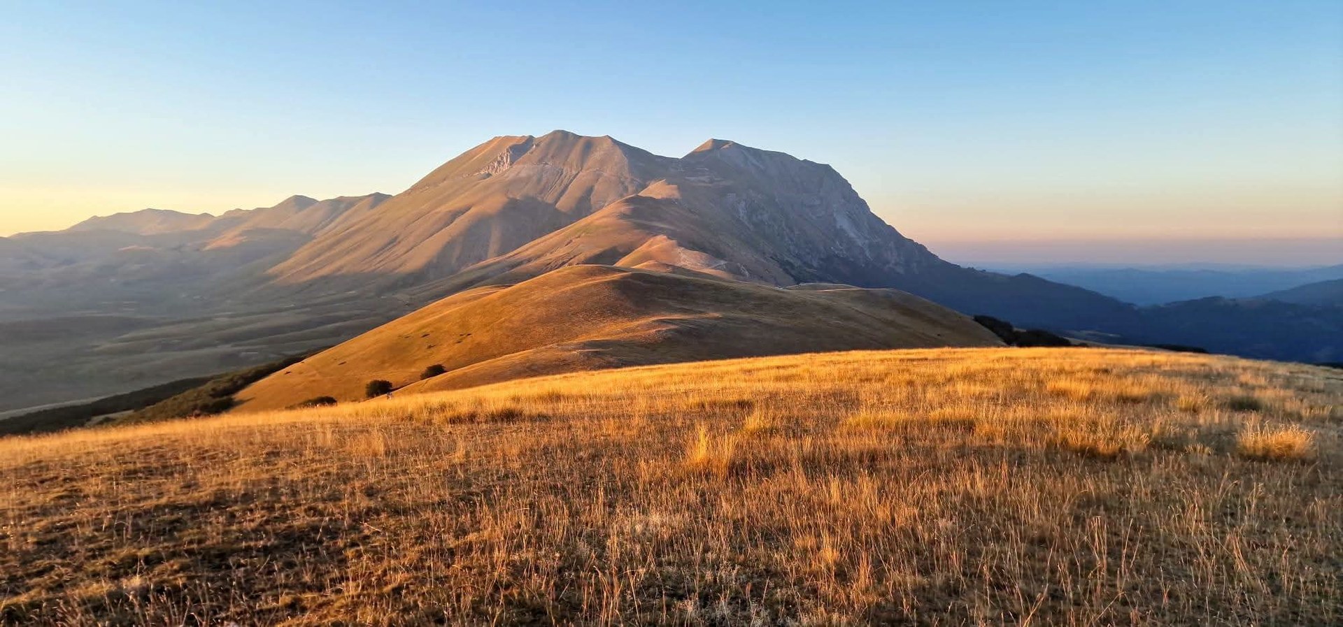Le praterie d'alta quota dei Monti Sibillini illuminate dal sole basso