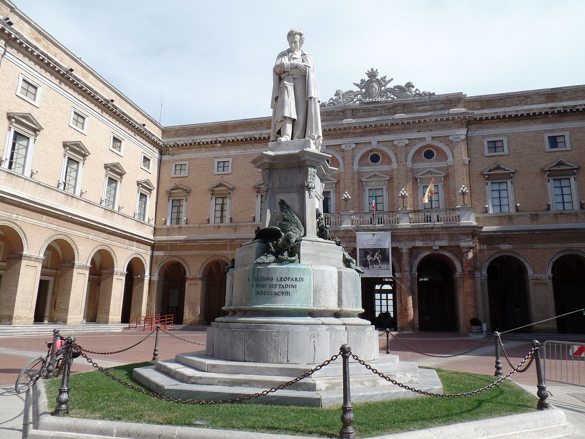 Il monumento a Giacomo Leopardi in piazza a Recanati, davanti al palazzo comunale