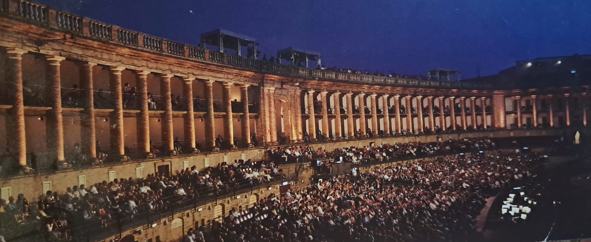 L'arena dello Sferisterio di Macerata gremita di pubblico durante uno spettacolo serale
