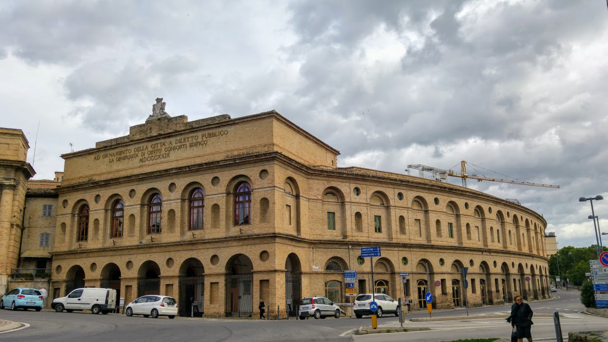La facciata neoclassica dello Sferisterio di Macerata vista dalla strada