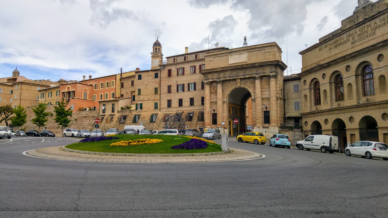Lo Sferisterio di Macerata con l'arco monumentale e i palazzi del centro