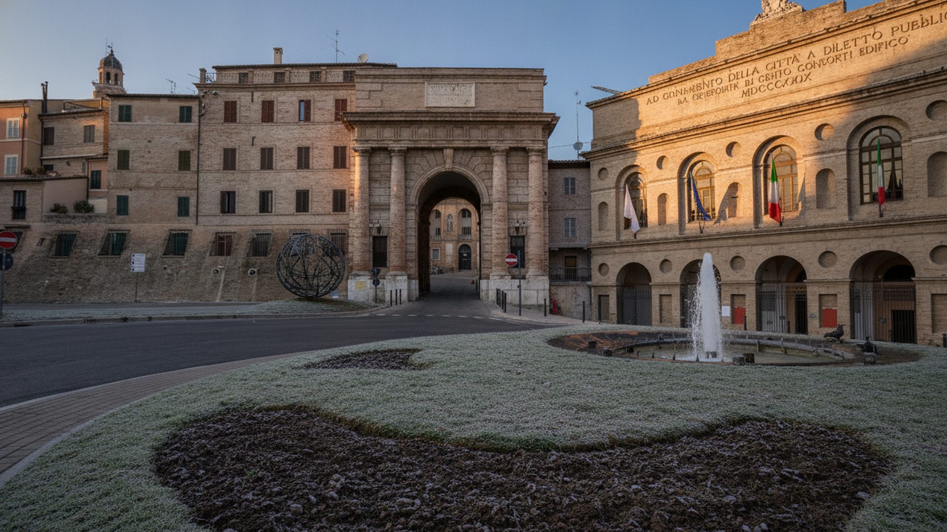 Una piazza del centro storico di Macerata all'alba